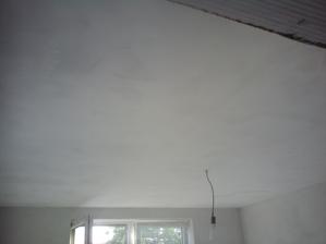 17.8.2012 po hádzaní hliny som si ako oddychovku vytmelil jeden strop (v detskej)