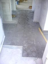 18.8.2012 som položil dlažbu aj v chodbe- to biele je obrúsený SDK a naše stopy ;)
