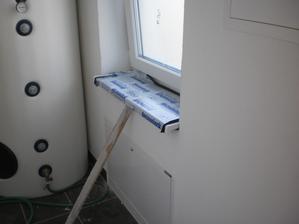 23.8.2012 osádzame parapety- máme ich od včerajška