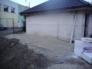 6.10.2012 vyrovnaný podklad pri garáži- mali doviezť drevo- presunuli na pondelok
