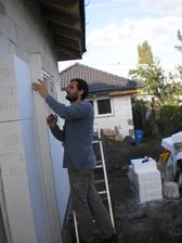 13.10.2012 samozrejme pokračujeme aj so zatepľovaním- deľba práce- ja vonku