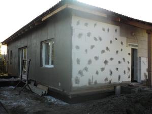 20.10.2012 večer- dokončená aj druhá dlhá strana- na okne ešte musím dolepiť APU lišty