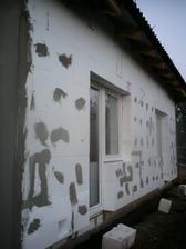 23.10.2012 dokončený polystyrén vzadu- dnes - teda 24.10. ukotvené a urobené špalety