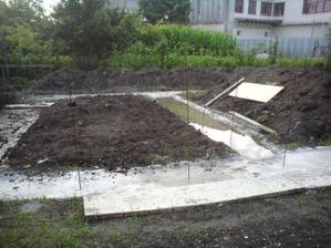 zem zo stredu som sa rozhodol vyhadzat- aj tak potrebujeme dvihnut pozemok o 20-30cm