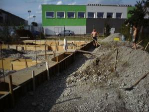 prisli pomocnici a hrby strku zrovnali so zemou