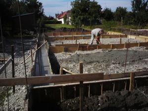 zbytok betonu (poistka) sme dali vyliat do stredu