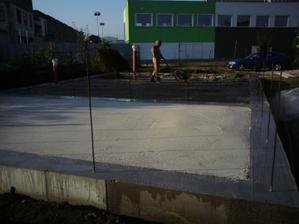 1/3 hotova, druha uz vysypana strkom, zajtra pride dalsia fura na dokoncenie