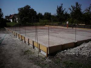 naskrutkoval som dosky v spojoch a v strede- teda kazdych cca 65-70cm- hadam to bude stacit