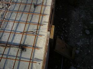 do betonu som vrtal diery a kladivom natlkol roxory 6tky- do dosky som navrtal dve diery, drotom spojil