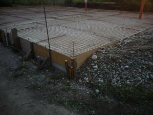 z prednej strany nam drzi debnenie strk