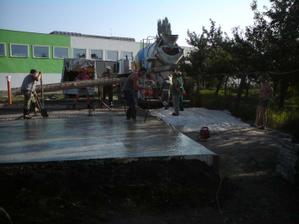 druha varka betonu na dosku- spolu ho bolo 11m3