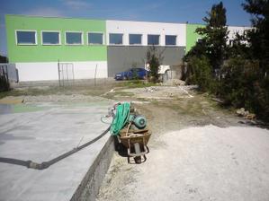 garaz vytycena, vyvapnena, cerpadlo demontovane, cakame na bager