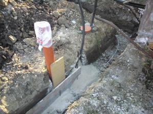 zahadzane pieskom, na spodku vykopu udusany strk a bleskozvod- pripravene na betonovanie