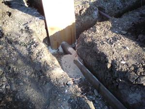 zabrana, aby sa beton neprelial do vykopu na kanalizaciu