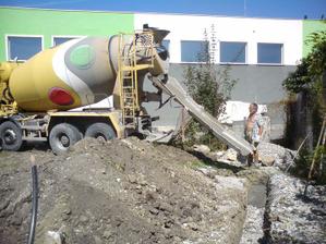 prvy beton v zakladoch garaze- trochu sme museli potiahnut do tohto rohu