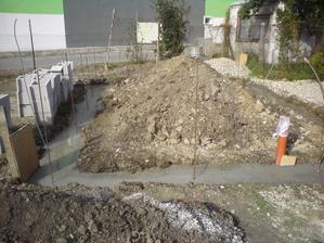 tvarnice dovezene, beton poliaty, cerpadlo znova napojene- mozeme ist oddychovat
