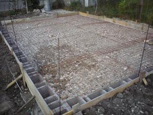 dookola sme pripravili debnenie, obsypali ho hlinou, dovnutra vlozili kari siete 6x100x100, zviazali