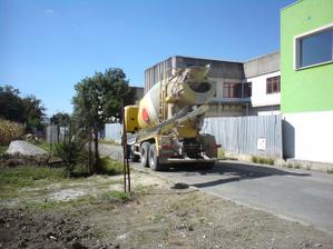 6.9. poobede dosiel domiesavac- 7m3 na garazovu dosku - hrubka dosky 17cm
