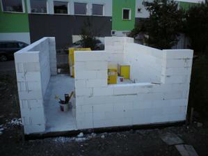 27.9. ostalo mi dolozit 9 tvarnic na garazi- o chvilu budeme moct zacat robit U-profily a betonovat veniec