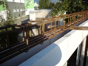 13.10. nad dverami do garaze sli strmienka kazdych 15 cm, dole 4x14, hore 2x14