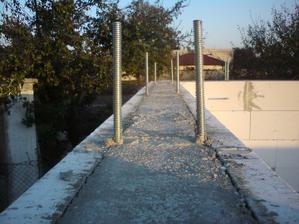 18.10. zavitove tyce na garazi- kazdych 90 cm, fi 14