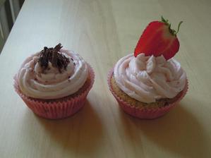 Vanilkovy cupcake s jahodovym zele a kremom.