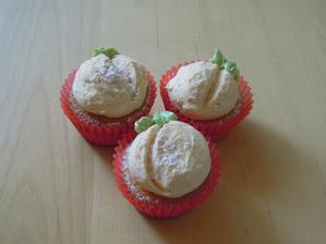 Snaha o dekoraciu cupcakov na broskynky :-D