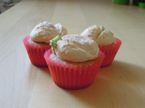 Inak je to vanilkovy cupcake s broskynovym kremom a plneny broskynovym zele :-)