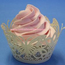 a budu aj cupcaky, a taketo nejake krasne ozdobne kosicky len srdieckove alebo krajkove