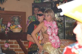 pozadani o ruku na hawai party...nadhera
