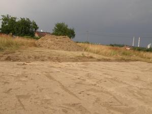 18.7.2015 Skrývka je za námi a na pozemku před námi další hromada hlíny. No, jestli to takhle bude pokračovat, můžem postavit i sjezdovku