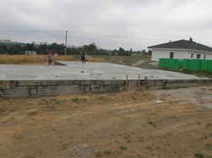 30.8.2015 Beton potřebuje vodu....těsně po zalití jsem si udělal zálibnou fotku. Ta deska je fakt rovná.