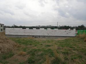 10.9.2015 Všímavý soused si stěžoval na úřadě. Povolení stále nemám. Hmm.... Úřednice je sice pomalá, ale ukázala se aspoň jako chápavá. V každém případě však musíme zbrzdit.... a zima se blíží ....:-(
