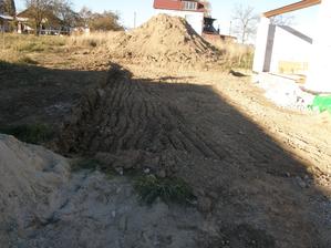 13.11.2015 Dorazil bagr. Začal už před týdnem, ale vyhnal ho déšť. Nejdřív dodělat skrývku ornice před budoucím vjezdem do garáže.