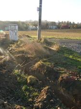 13.11.2015 Voda je až za cestou, ale protlak pod ní je už hotový, chránička položena a trubka natažena. Pánové z vodáren zkontrolovali a pokud se nic mimořádného nestane, tak nás příští týden na vodu napojí.