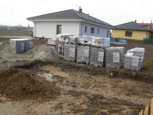 20.11.2015 Dorazily tašky na střechu. Bohužel s nimi i déšť. ....No, oboje mohlo ještě chvíli počkat.