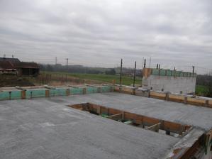2.12.2015 Počasí přeje, zima víc než mírná a tak je bez problémů zabetonováno - cca 10 kubíků betonu.