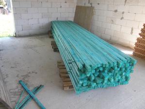 29.4.2016 Latě na střechu dovezeny. Celková délka je pro zajímavost 1250 m, ale mělo by něco zůstat.