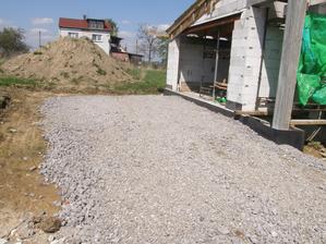 30.4.2016 Bagr dorazil, rozhrnul strusku a připravil plochu před garáží. Bude jí potřeba. Brzy dorazí čerpadlo s betonem a doděláme věnce pod střechu, tak aby se dosáhlo i dozadu.