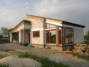 19.5.2016 A když už se zdálo, že akce úspěšně skončí, přišel doslova šok. Asi to dál nemusím komentovat, každého kdo se podívá, to hned musí třísknout mezi oči. Porovnáním s výkresy je jasné, že výrobce okna ujel o 10 cm. A to jsem si ho pochvaloval.