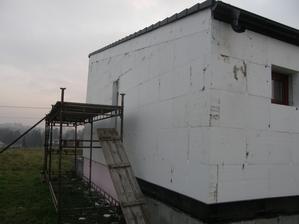 9.11.2016 Polystyrén ukotven a kotvy zazátkovány už na většině plochy. Zbývají už jen dodělávky v patře a na krajích.