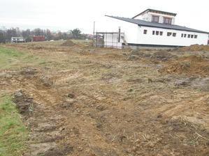 15.11.2016 První role (350 m) je zakopána, na pozemku to vypadá jako po nájezdu stáda divočáků a to druhá role na zakopání ještě čeká.