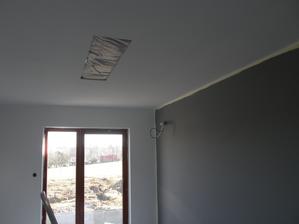 27.3.2017 V ložnici si manželka přála jednu stěnu šedou. No, co bych pro ní neudělal. Současně jsem vyřezal montážní otvor na osvětlení LED panelem.