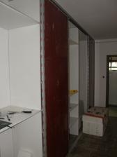 25.6.2017 A po šatně je řada na vestavnou skříň. Délka je cca 420 cm, patero posuvných dveří a tak se tam snad i něco vejde.