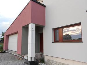 17.6.2017 Venku se zatím dokončil první kousek fasády. Dávám za pravdu všem, kteří tvrdí, že vidět barvu ve vzorníku a pak naživo je úplně jiné. Vypadá to vážně jinak. No co už, život je plný překvapení.
