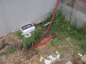 15.5.2018 A montáž ČOVky. Tohle je řídící centrum, zatím na zemi. Chtěli po mě dva kabely 7*1,5 od téhle krabičky k vlastní ČOVce. Nechápu proč tolik.