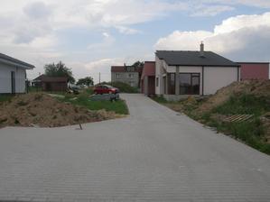 10.-25.6.2018 Zámková dlažba. Je toho asi 210 m2. Sám bych to dělal asi rok, firmu bych zase nezaplatil. Takže jsem zvolil kompromis a najal si partu našich spoluobčanů jako pracovní sílu. ...