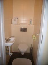 WC, ale ešte treba zakryť hadice pod umyvadlom