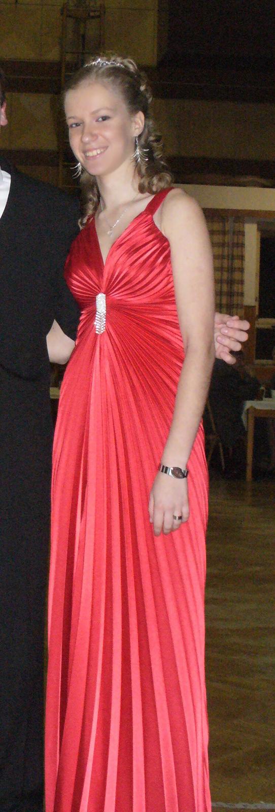 Červené plisové plesové šaty s odnímatelnou broží - Obrázek č. 1