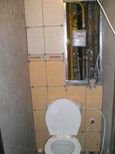 začiatok obkladania WC